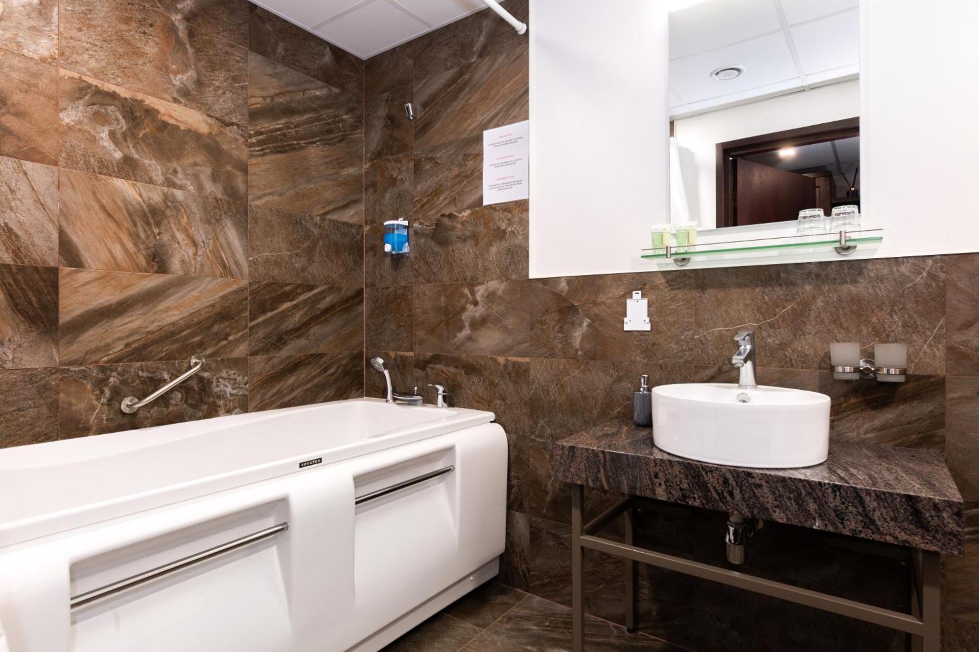 Adoryal Hotell Tallinn Exterior photo